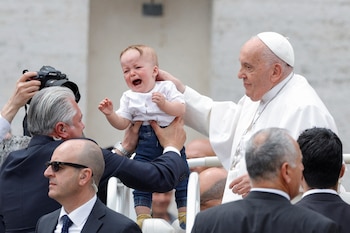 El papa Francisco bendice a
