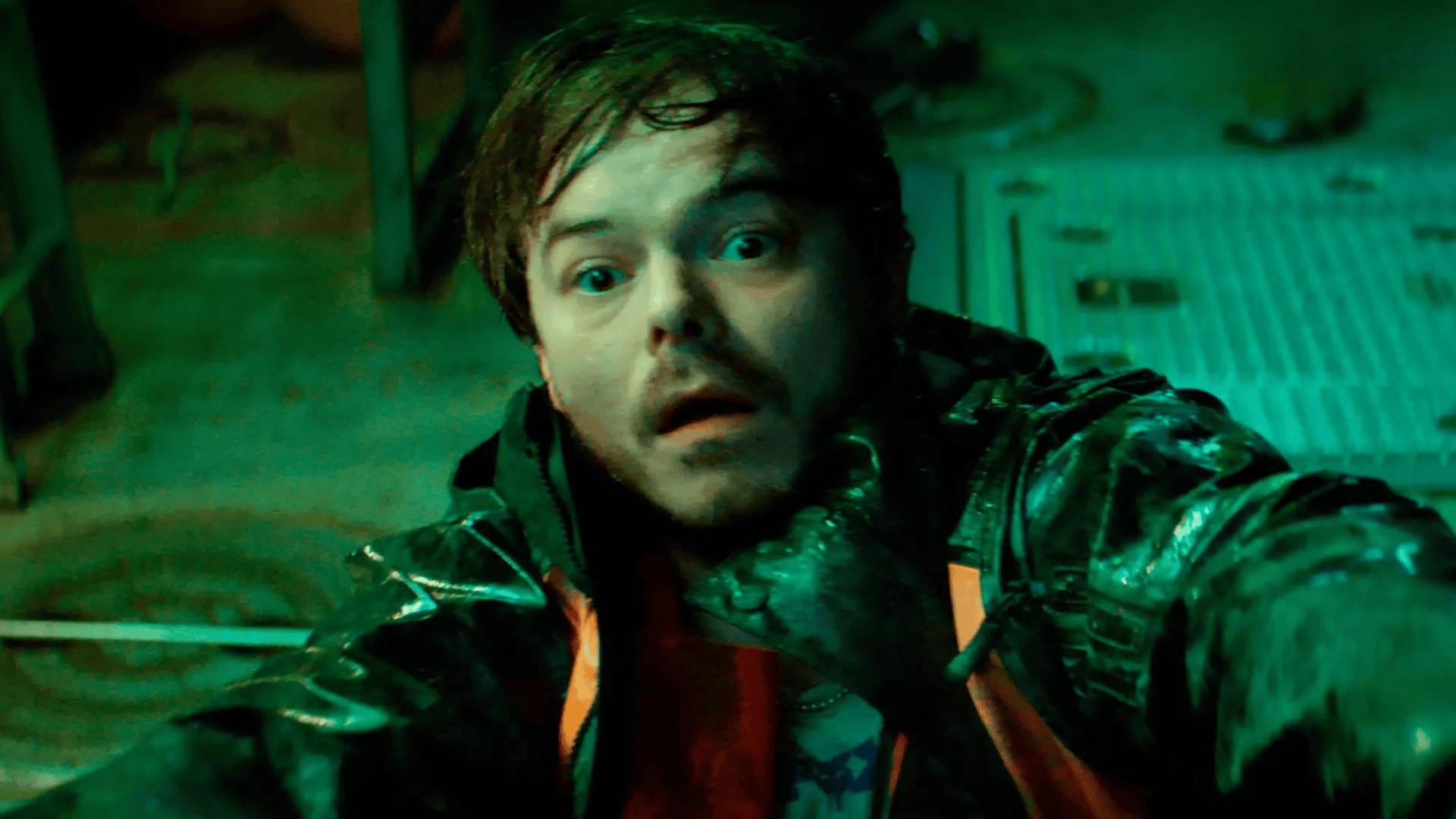 Charlie Heaton como Wade Penney, el hijo de Calvin que debe enfrentar sus propios demonios mientras la amenaza marina acecha Snook