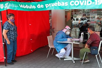 Una pareja acude a una