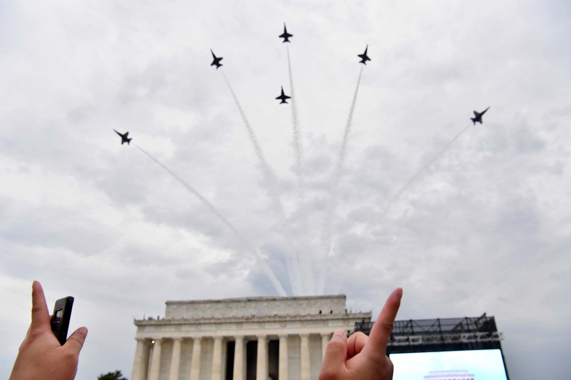 La aplicación 4th of July Fly Over permite seguir el cronograma oficial de los sobrevuelos y ajustar el temporizador si cambian los horarios en Washington D.C. (Photo by Nicholas Kamm / AFP)