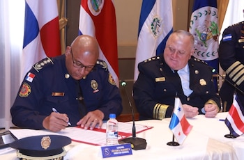 Víctor Raúl Álvarez, director del Benemérito Cuerpo de Bomberos de Panamá (izq) y Héctor Chaves León, director del Cuerpo de Bomberos de Costa Rica, firmaron la carta de entendimiento. (CBP)