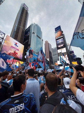Las imágenes del banderazo para la selección argentina a un día de la final del Mundial