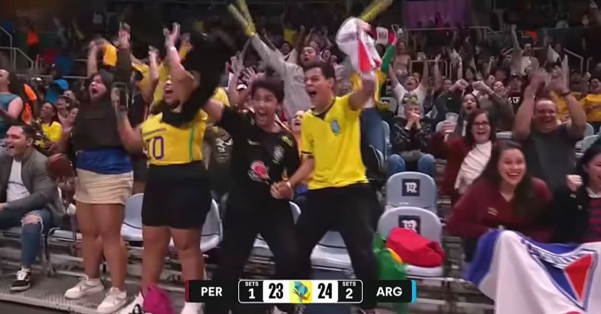 La emoción de los hinchas brasileños tras el punto de Perú ante Argentina.