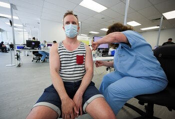 Ya hay países que están vacunando contra la viruela del mono (REUTERS/Christinne Muschi)