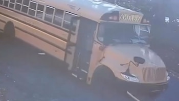 Video muestra cómo un transeúnte, con gran rapidez mental, detiene un autobús escolar descontrolado en St. Paul