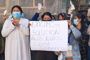 La falta de oxígeno en centros de salud motivó una protesta en La Paz, donde manifestantes reclamaron medidas para garantizar el paso de suministros médicos (EFE)