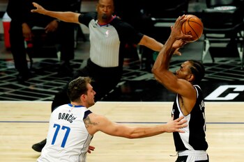 Los Angeles Clippers, con un partidazo de Kawhi Leonard y un gran esfuerzo coral, rompieron el sueño de Luka Doncic, que pese a otra actuación gigantesca (46 puntos, 14 asistencias y 7 rebotes) no pudo evitar la eliminación de los Dallas Mavericks (126-111) en la primera ronda de los playoff (4-3). EFE/EPA/ETIENNE LAURENT SHUTTERSTOCK OUT