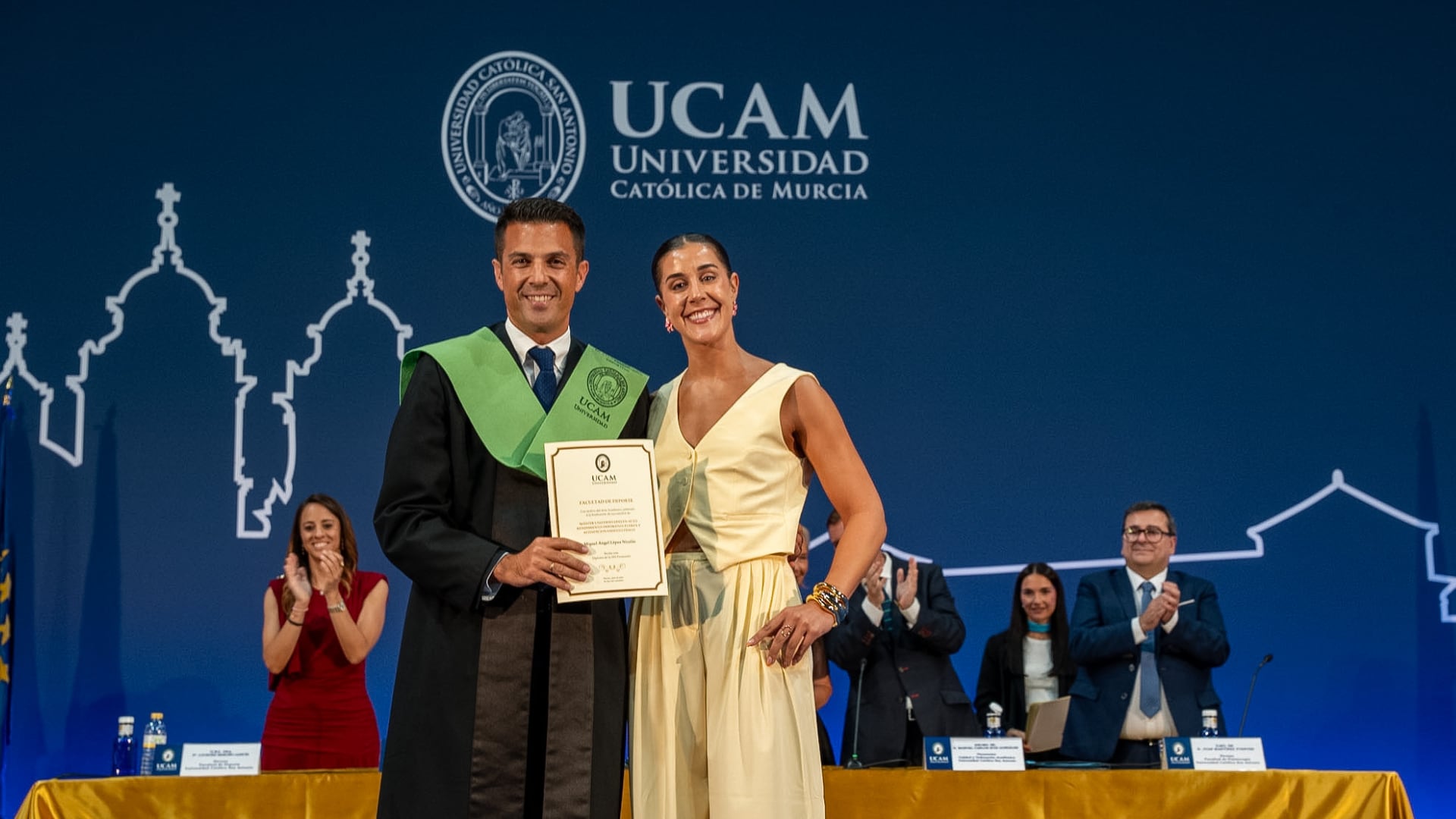 Miguel Ángel López, campeón del mundo de marcha atlética, en su graduación, junto a Carolina Marín, campeona olímpica de bádminton y madrina de la promoción (UCAM)