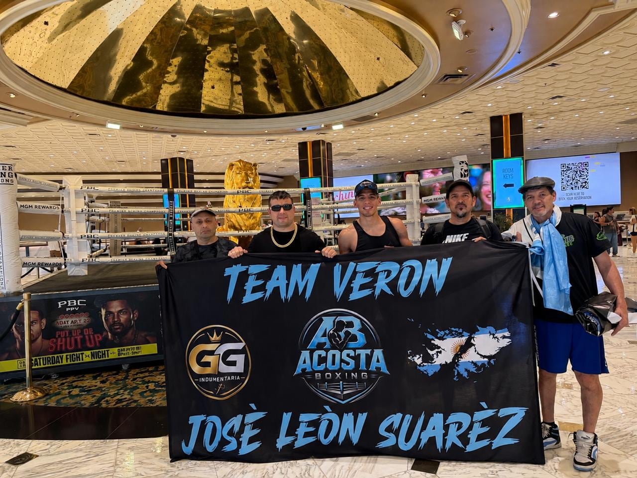 Bebu Verón (centro) junto a su padre Frankie (extremo derecho) y su mánager Jony Acosta (con anteojos). Además, forman parte del grupo que viajó a Las Vegas Jorge Acosta y Ruperto Ruiz (PF)