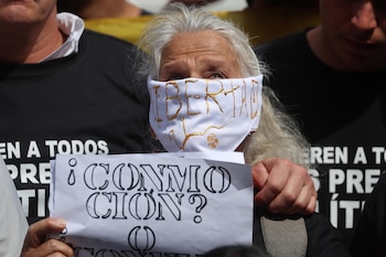 Una persona sostiene un cartel