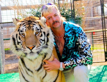 Fotografía de archivo cedida por Netflix que muestra a Joe Exotic mientras posa junto a un tigre, en Miami (EE.UU). EFE/ Netflix /Archivo