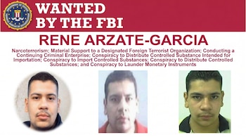 Póster rojo del FBI con el título "WANTED BY THE FBI" y "RENE ARZATE-GARCIA". Abajo, se detallan cargos y tres fotos frontales de un hombre.