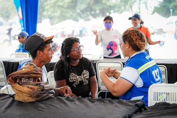 Equipos de psicólogos y de salud brindan apoyo emocional a los venezolanos afectados por los sismos./ (Secretaría de Prensa)