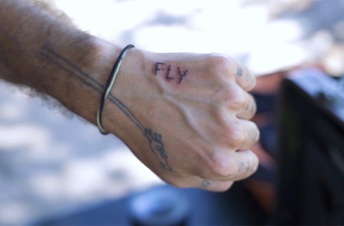 Funky Matas se tatuó la palabra “FLY” en la mano durante un salto en paracaídas a unos 190 kilómetros por hora (Créditos: Récord Guinness)