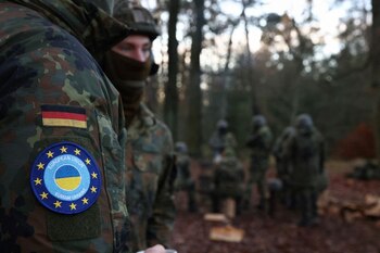 El logotipo de la Misión de Asistencia Militar de la UE en apoyo de Ucrania y la bandera de Alemania en el uniforme de un soldado durante el entrenamiento de soldados ucranianos enn Magdeburgo, Alemania (REUTERS/Liesa Johannssen)