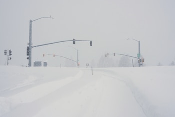 Una carretera cubierta de nieve