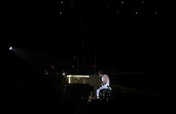 Boone continúa escribiendo música en