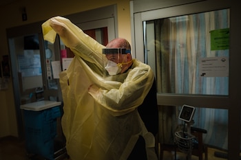 El padre David Barnes se