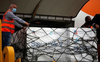 Trabajadores descargan el primer lote