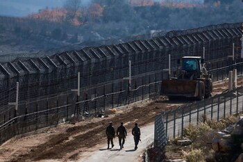 Soldados israelíes caminan cerca de