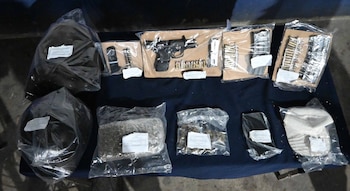 Fernanda “N” y César “N” fueron detenidos en la Supermanzana 233 de Cancún durante un operativo en el que autoridades les aseguraron dosis de presunta marihuana, una pistola calibre 9 milímetros, cargadores abastecidos, cartuchos útiles y una motocicleta sin placas. (Crédito: Fiscalía de Quintana Roo)
