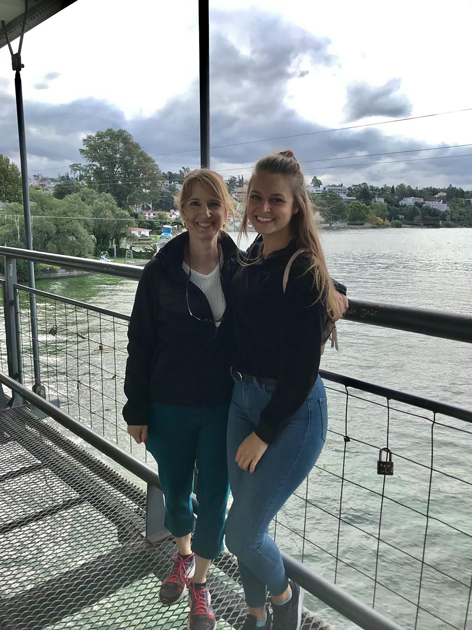 Abigail con su mamá. Ella la visitó en Córdoba en 2019, antes del cierre de fronteras por la pandemia