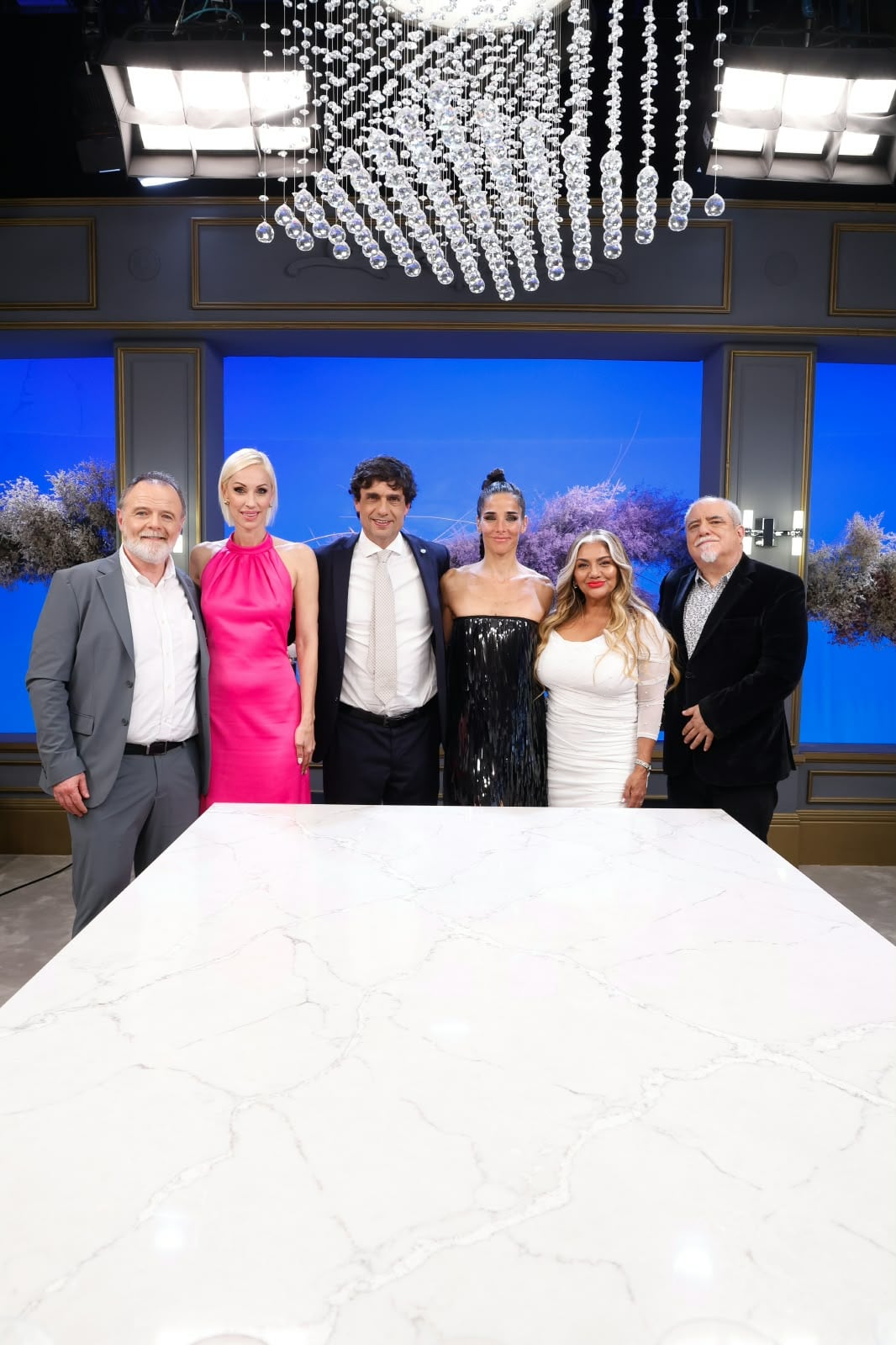 Viale junto a los cinco invitados de la noche, Luis Machín, Ingrid Grudke, Hernán Lacunza, Gladys la Bomba Tucumana y Osvaldo Bazán (Story Lab)