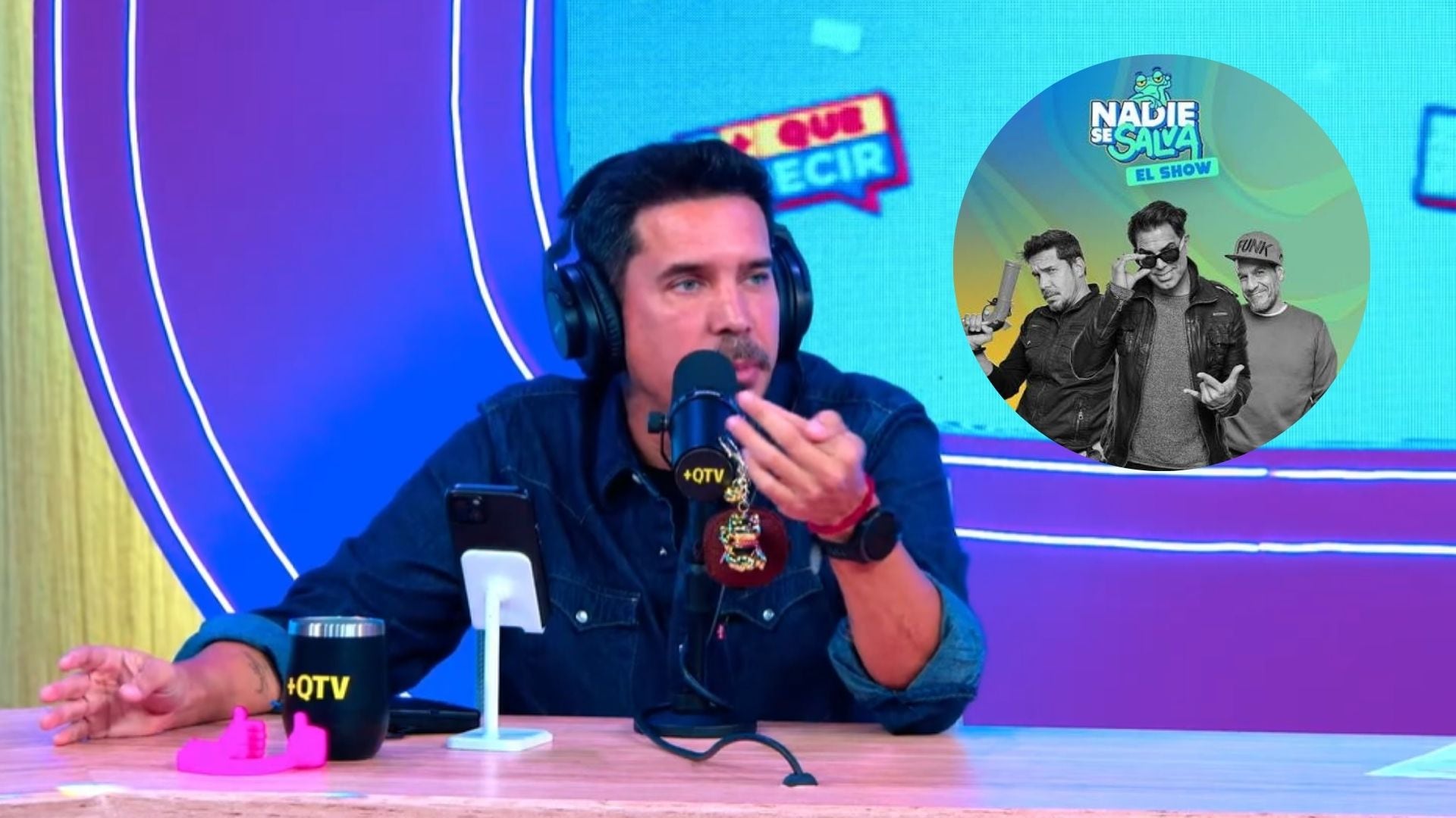 Gabriel Calvo, con auriculares y micrófono en un estudio de grabación, explica los detalles de su salida de La Roro Network, con una imagen superpuesta de