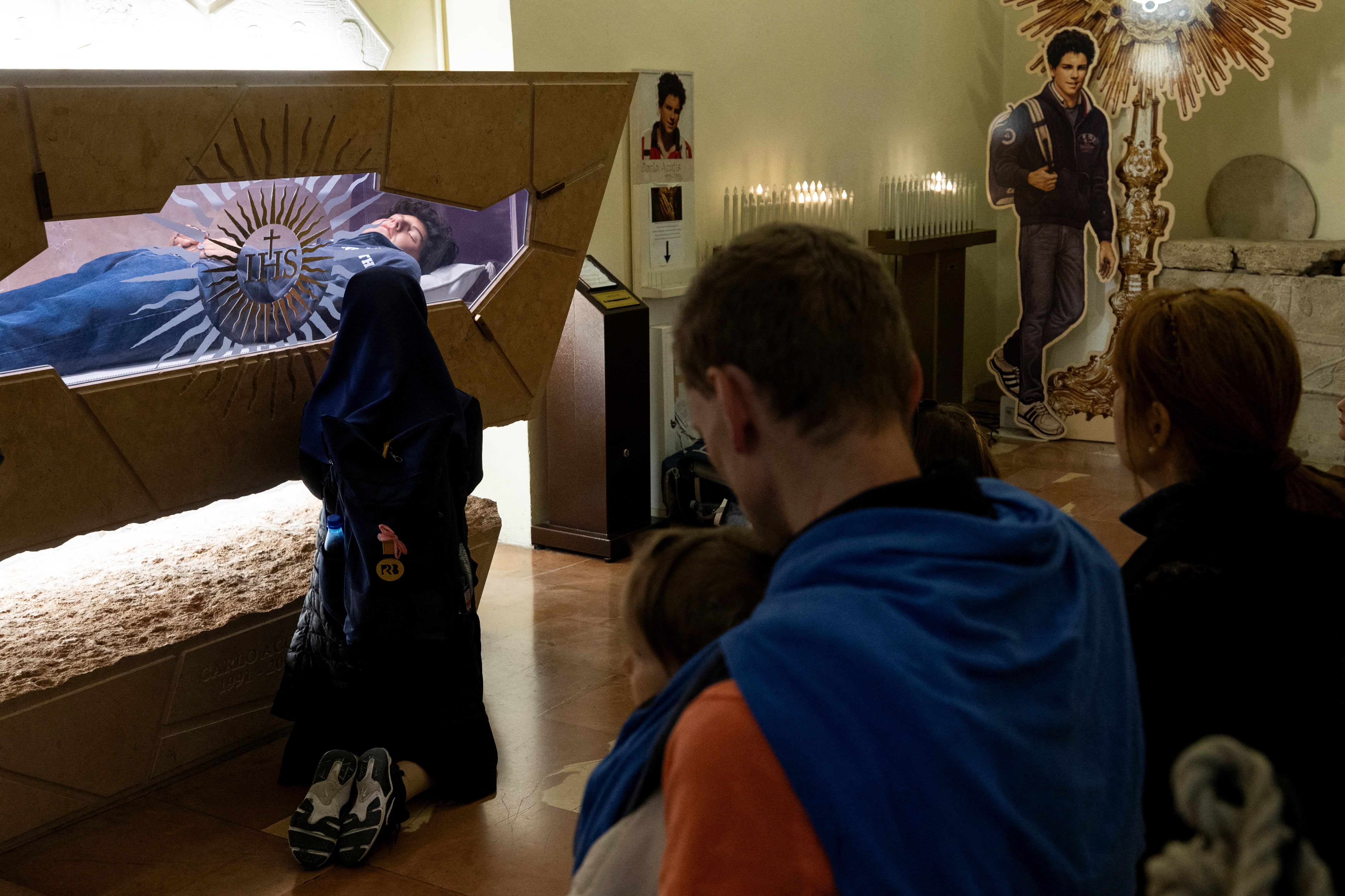 Una monja reza ante la tumba de Carlo Acutis, fallecido por leucemia en 2006 a los 15 años, en el Santuario del Despojo de la Iglesia de Santa María la Mayor en Asís, Italia, el 10 de abril de 2025 (REUTERS/Remo Casilli)