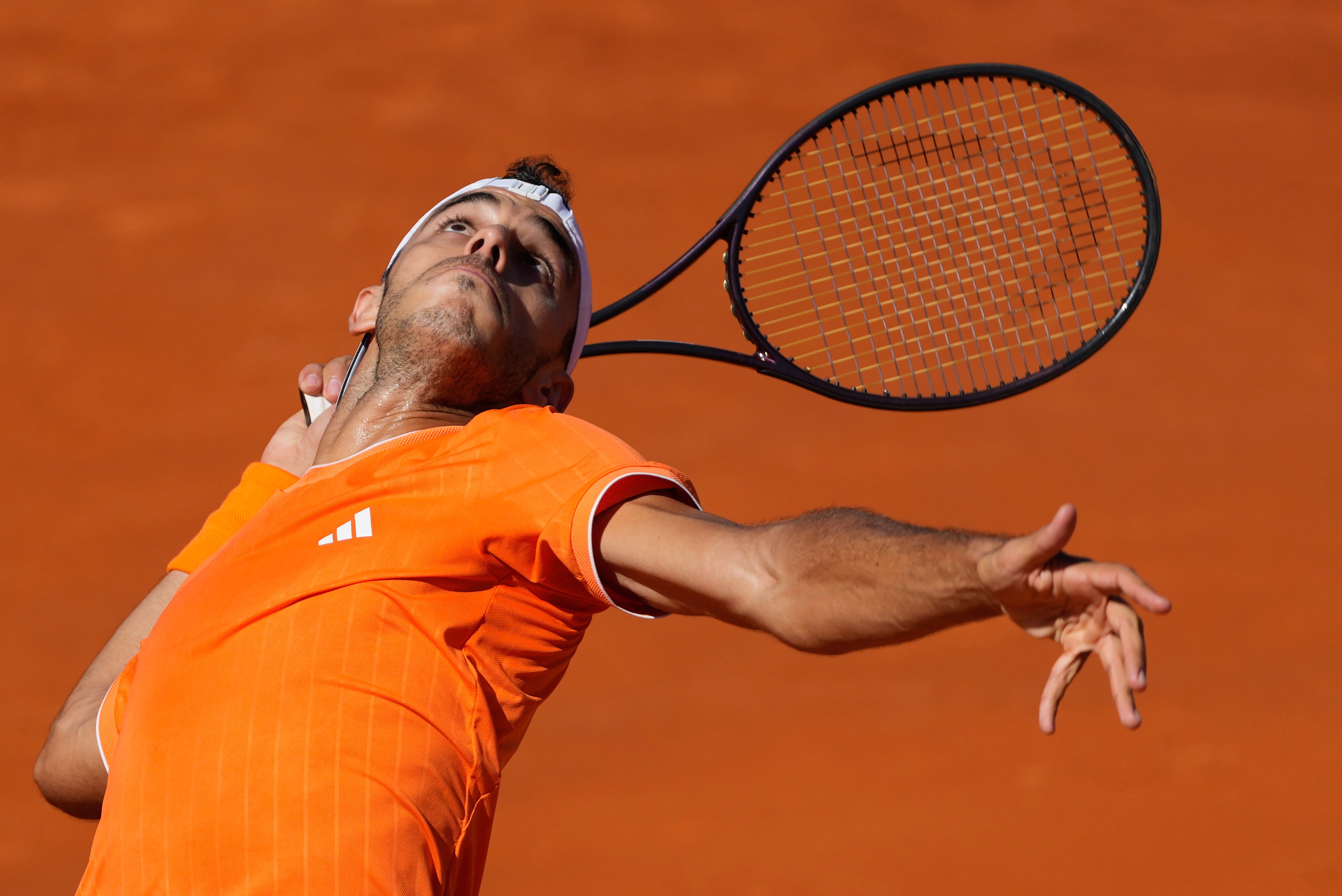 Francisco Cerúndolo saca durante la final frente a Luciano Darderi (Fuente: AP / Gustavo Garello)