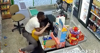 Una cajera es atacada en