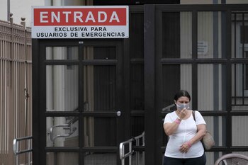 Una mujer espera afuera de un hospital, en la ciudad de San José (Costa Rica), en una fotografía de archivo. EFE/Jeffrey Arguedas