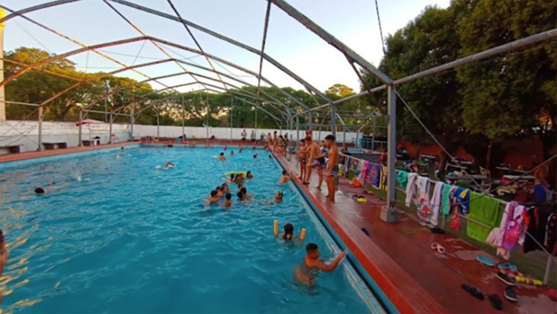 Los botones de emergencia cortan de inmediato el funcionamiento de bombas y luces en las piletas ante cualquier incidente