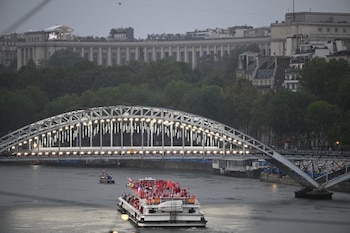 Un barco en París. (Reuters)