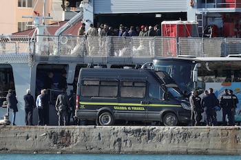 Llega a Albania un buque
