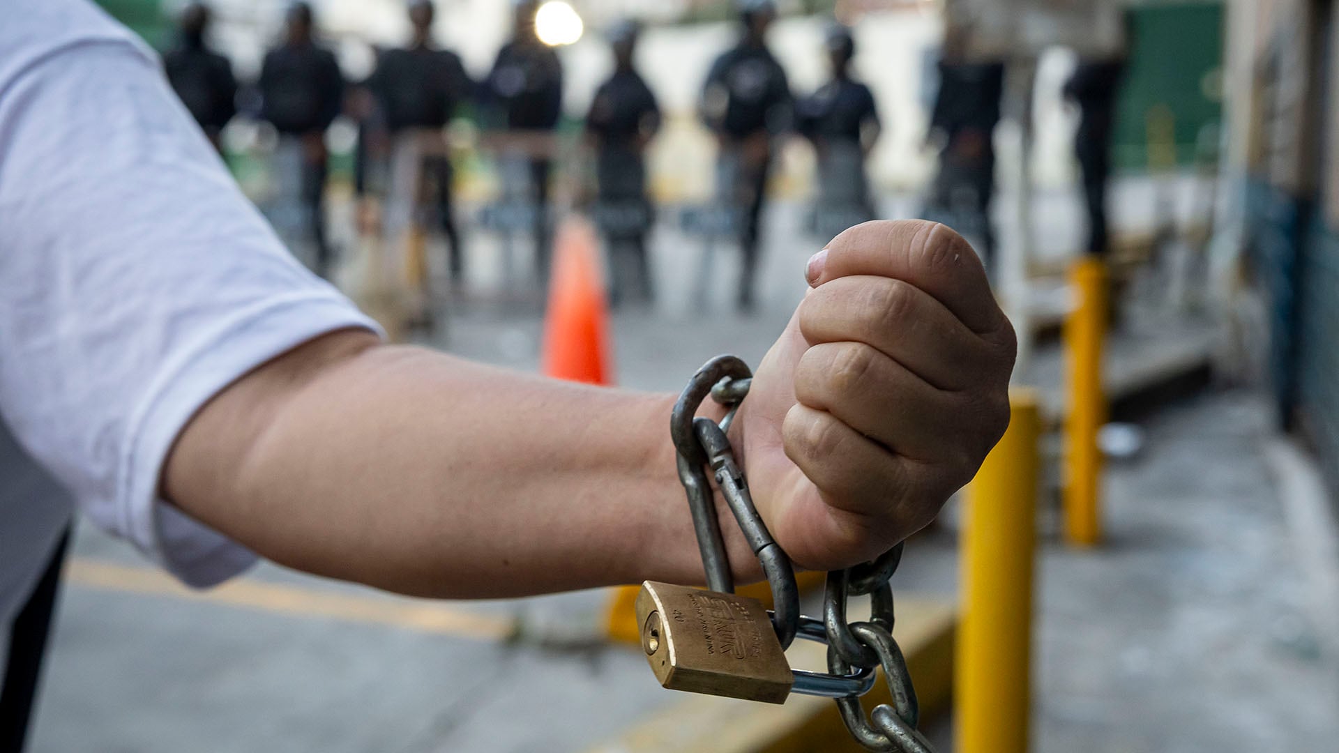 Imagen de una manifestación frente al comando Zona 7 de la Policía Nacional en Caracas, donde familiares de presos políticos reclaman atención de las autoridades (EFE/ Miguel Gutiérrez)