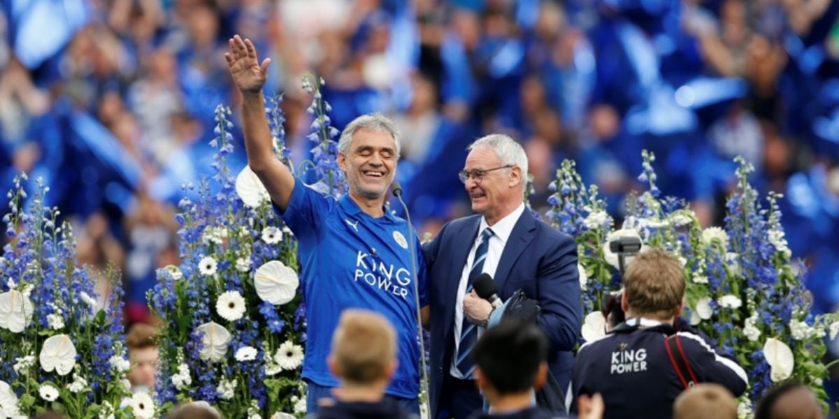 Las celebraciones por el título incluyeron el memorable momento de Andrea Bocelli cantando en el King Power Stadium ante los hinchas del Leicester (AFP)