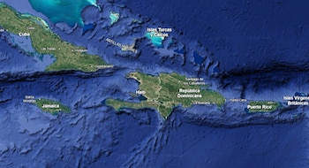 Vista satelital del mar Caribe con las islas de Cuba, Jamaica, La Española y Puerto Rico etiquetadas con nombres geográficos