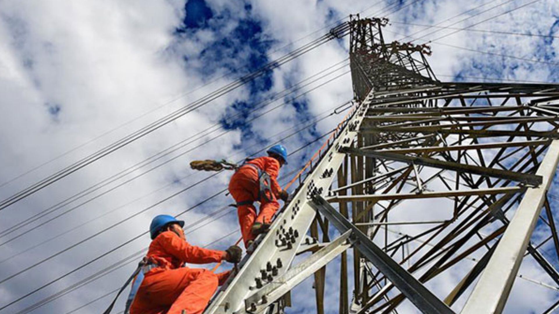 La propuesta limita el rol de OSIPTEL a la entrega de información, excluyéndolo de la evaluación y sanción en renovaciones de concesiones de telecomunicaciones.