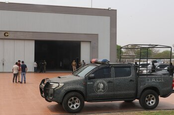 Policías resguardan un hangar durante