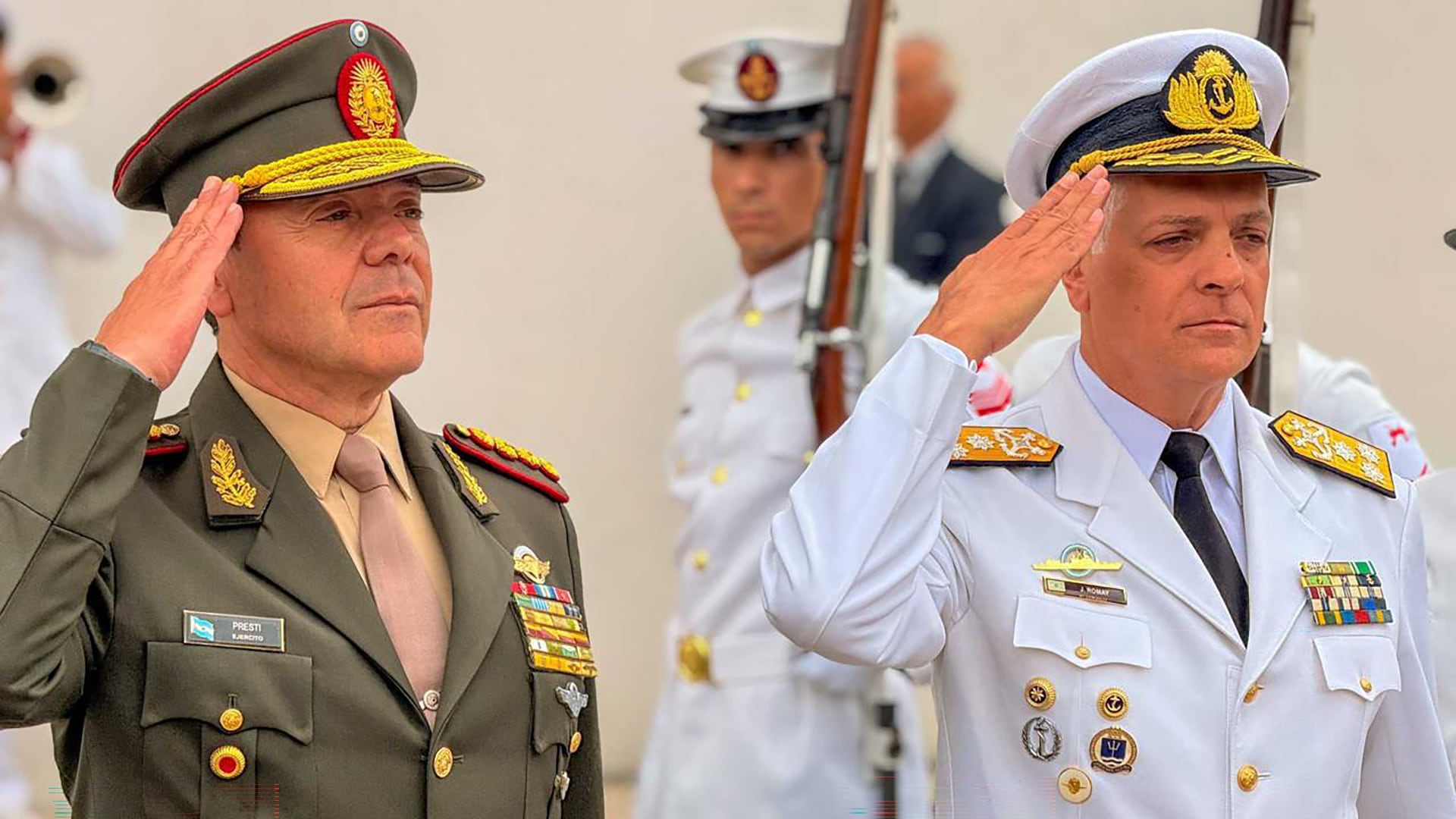 El ministro de Defensa, Teniente General Carlos Alberto Presti, junto al vicealmirante Juan Carlos Romay, jefe de la Armada Argentina