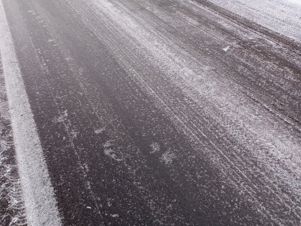 Nieve y hielo en calzadas obligan a intensificar tareas de prevención en corredores estratégicos del país (Foto: Shutterstock)