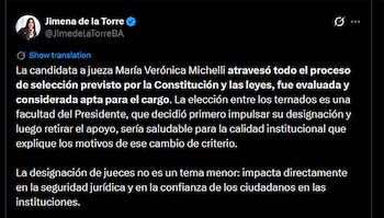 Captura de pantalla de un tuit de Jimena de la Torre con su foto de perfil, nombre de usuario y un mensaje en español sobre la designación de la jueza Michelli