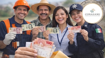 Cuatro personas con vestimenta laboral sostienen billetes mexicanos en primer plano frente a un sobre y un logotipo circular.