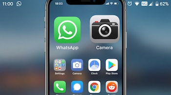 Pantalla de inicio de un smartphone con el icono verde de WhatsApp y el icono de la aplicación Cámara en gris y negro. También se ven otros iconos de aplicaciones.