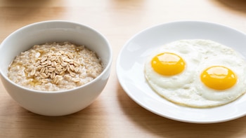 Avena o huevo en el desayuno: cómo influye cada comida en el colesterol, según una especialista