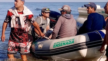 Rescataron a siete pescadores del