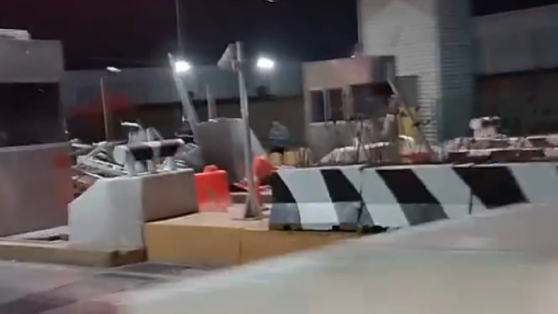 Tráiler robado se impacta contra caseta de Tepotzotlán tras persecución; delincuentes huyen