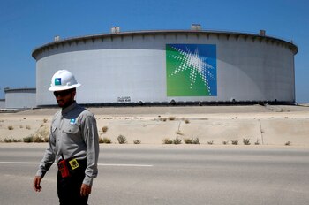 Un empleado de Aramco camina