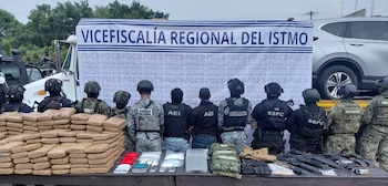 Desarticulan en Juchitán de Zaragoza un centro de operaciones criminales y confiscan más de 150 paquetes de droga, armas y arsenal bélico. @FISCALIA_GobOax